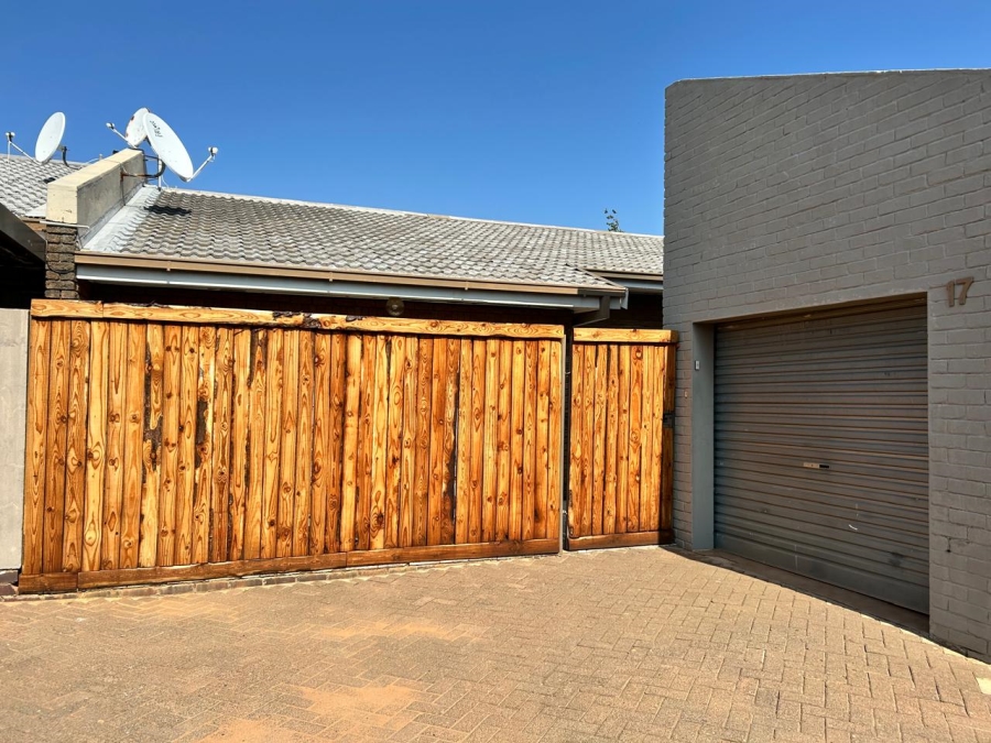 2 Bedroom Property for Sale in Langenhovenpark Free State